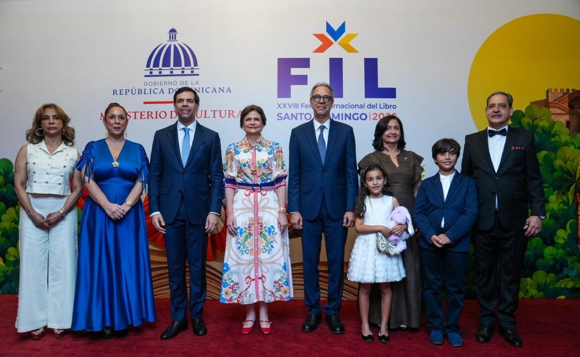 De izquierda a derecha, los señores Fátima Guzmán, Yira Ramonet, Roberto Ángel Salcedo, Raquel Peña, José Mármol, Amaia Mármol, Soraya Lara de Mármol, Gonzalo Mármol y Pastor de Moya.